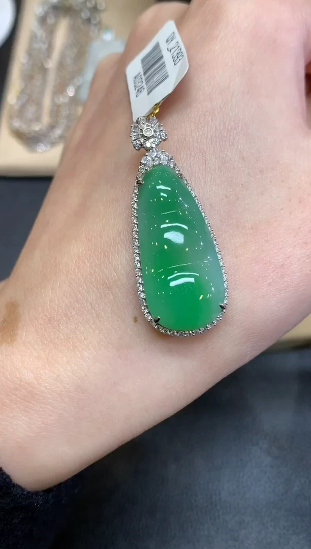 【闪购商品】翡翠颈饰18K金镶嵌福豆【无服务费】