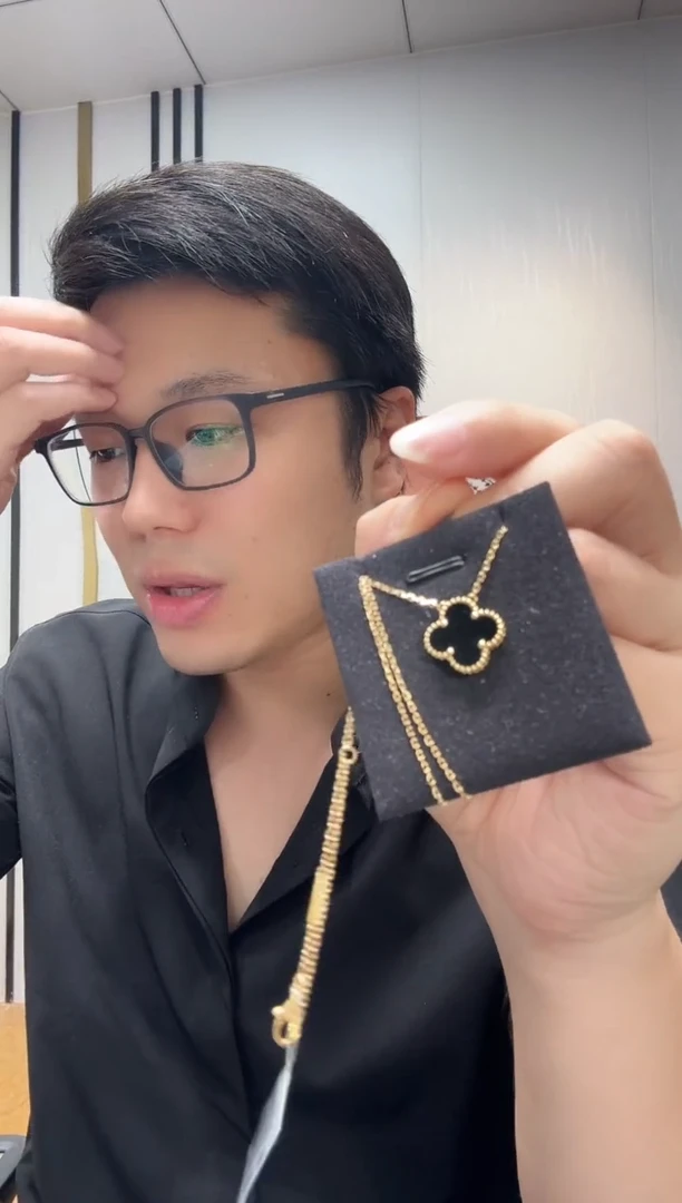 18K金镶嵌套链玛瑙/玉髓黑色k黄，四叶草套链