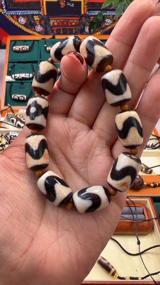 玛瑙/玉髓（覆膜）颈饰未镶嵌人**道18.（微瑕）