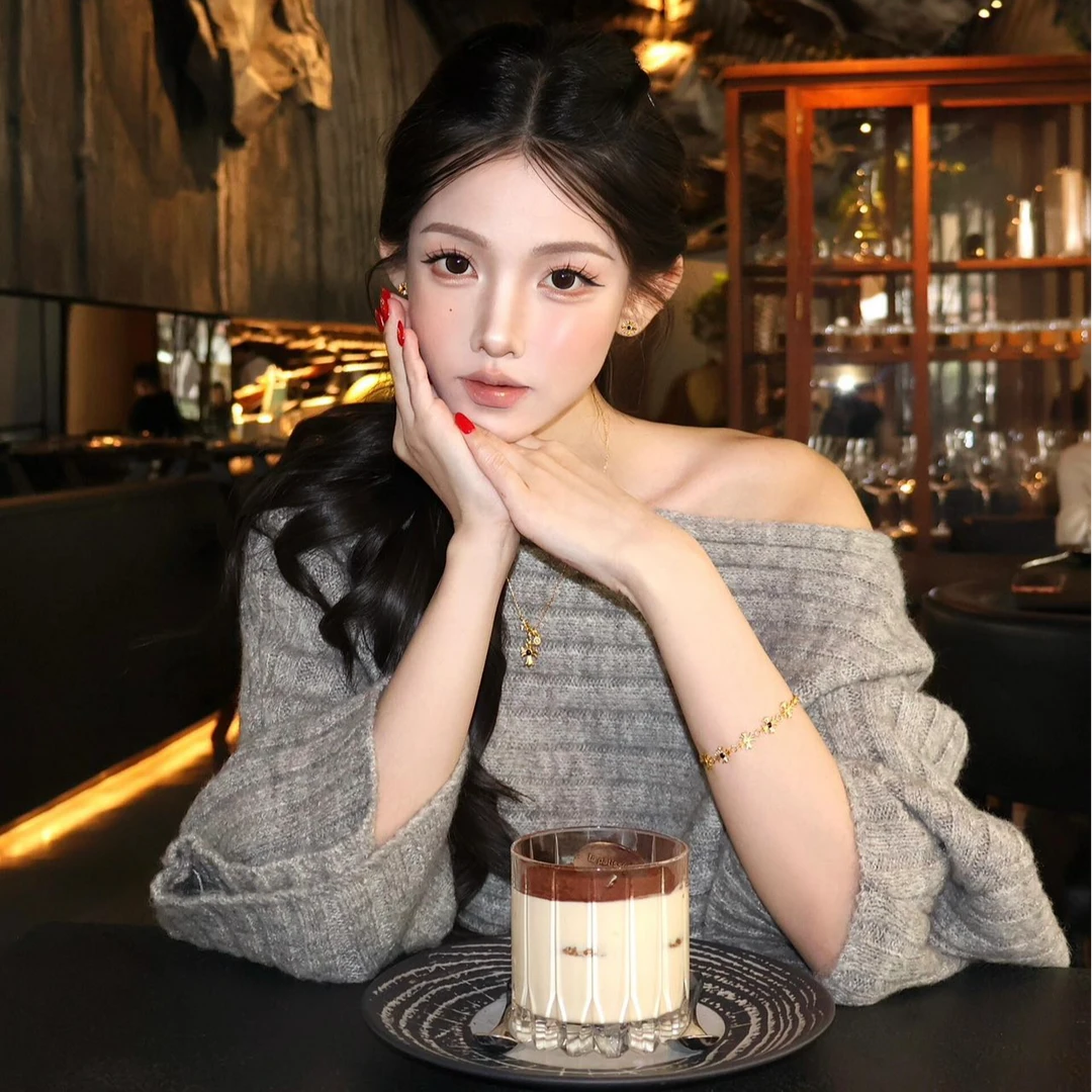 韩系斜肩蝙蝠长袖针织衫女2025秋冬新款御姐气质别致宽松慵懒上衣