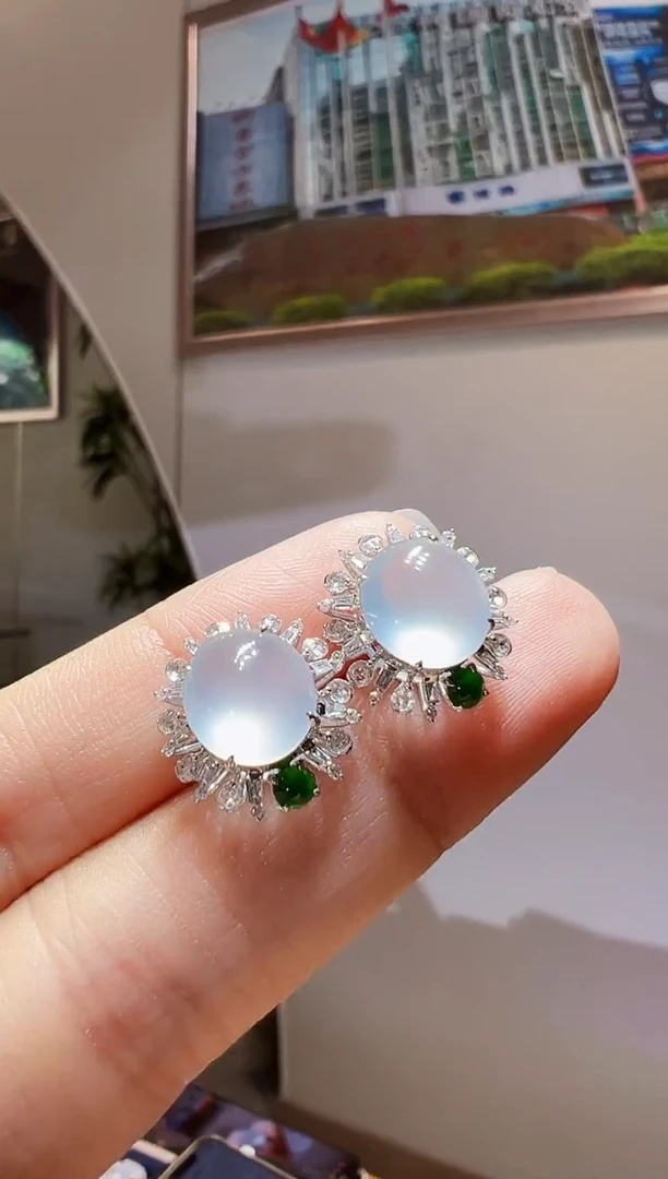 18K金镶嵌翡翠耳饰蛋面