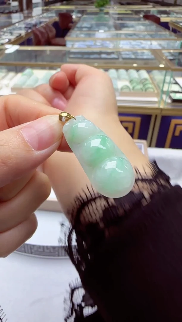 颈饰18K金镶嵌翡翠豆子