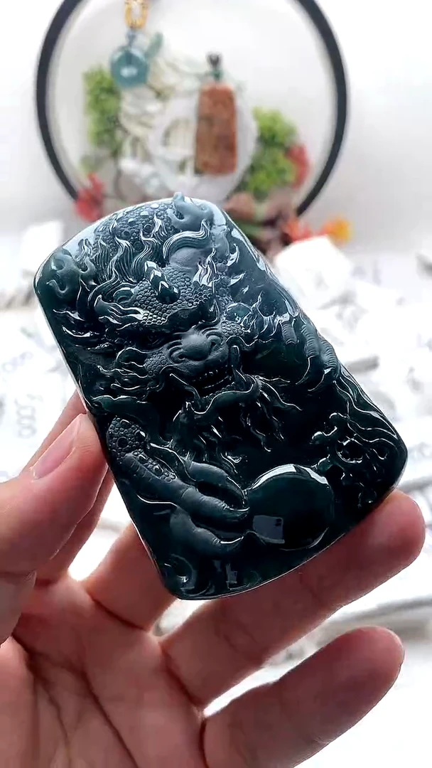 颈饰未镶嵌翡翠龙牌