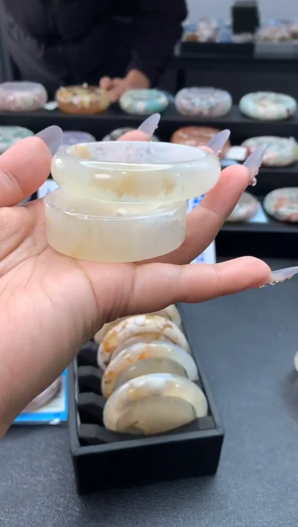 未镶嵌手镯石英质玉（55-56圈口）赠送镯心 无证书