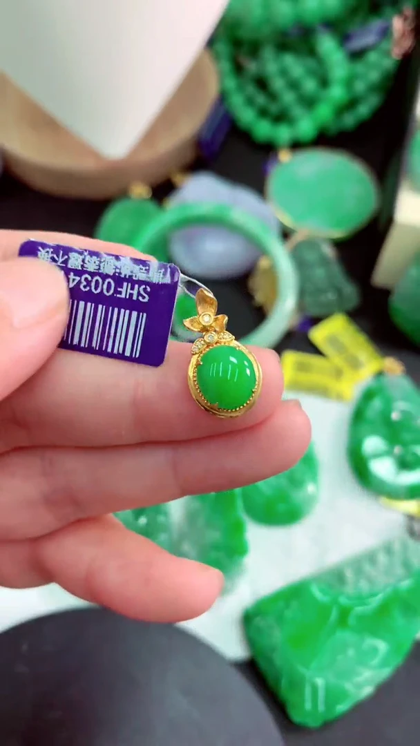 颈饰18K金镶嵌翡翠挂件