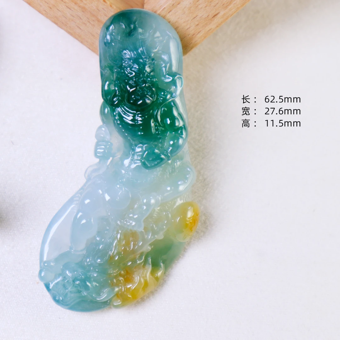 天然A货翡翠精美巧雕高冰俏色降龙罗汉