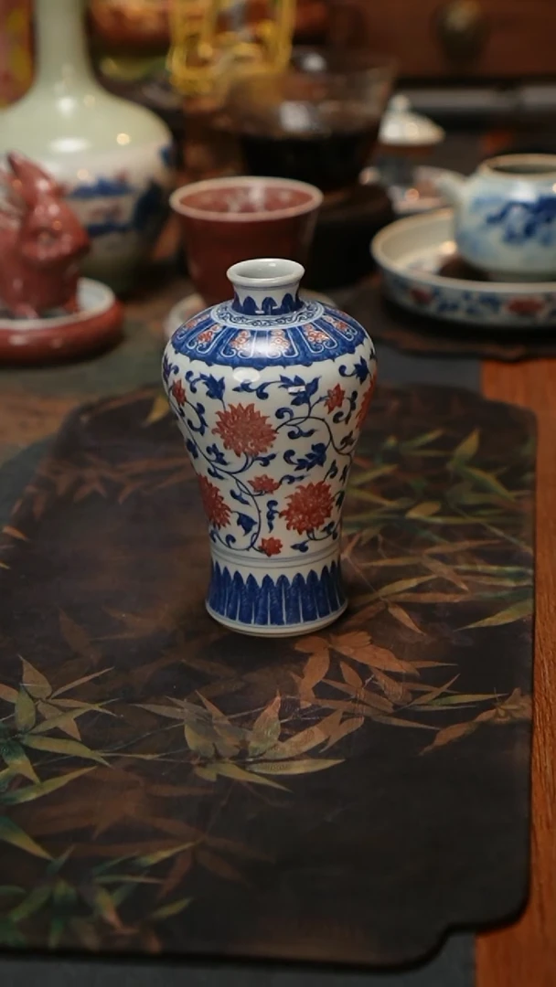 贵红窑青花釉里红缠枝莲纹梅瓶