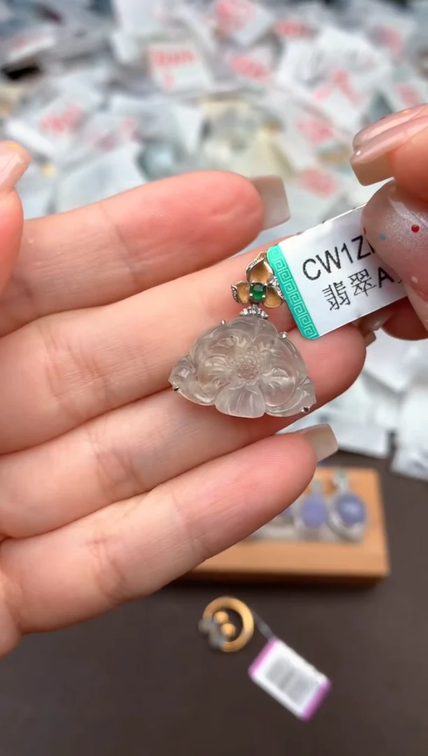 18K金镶嵌挂件翡翠一