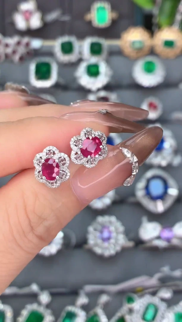 18K金镶嵌耳饰红宝石1.2克拉