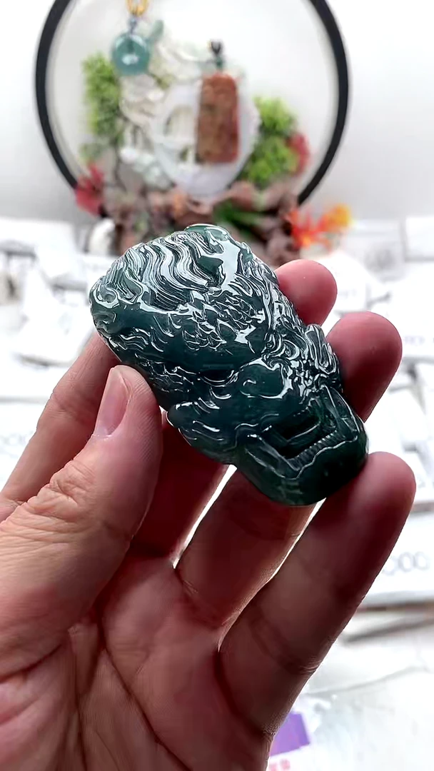 颈饰未镶嵌翡翠龙牌