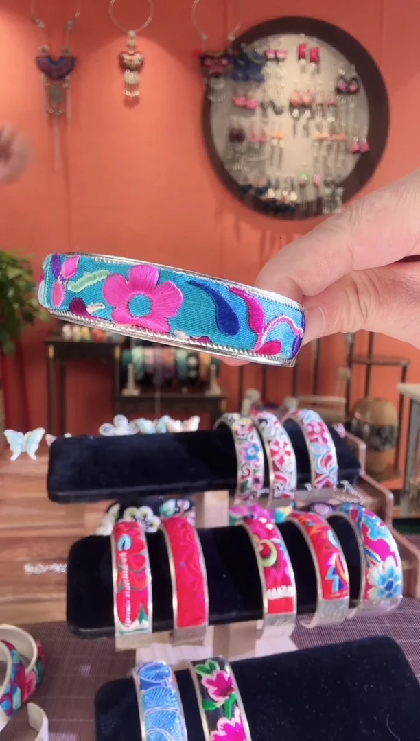 织绣可****咪手工苗绣刺绣首饰666