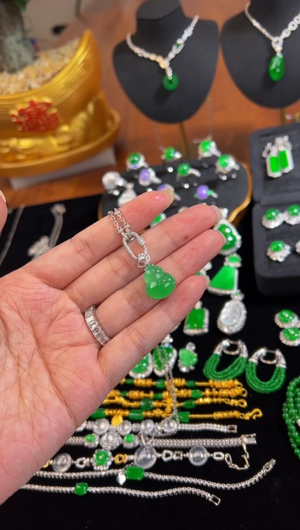 【闪购商品】翡翠颈饰18K金镶嵌葫芦吊坠带链子