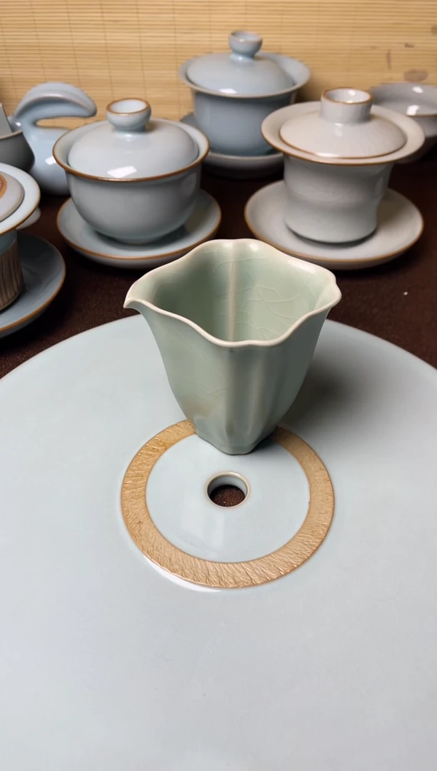 一品一价-微瑕仿古翠绿釉超薄公道杯