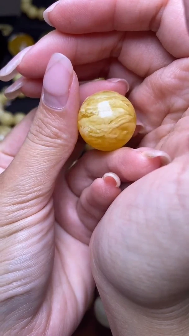未镶嵌琥珀裸石葵. 68