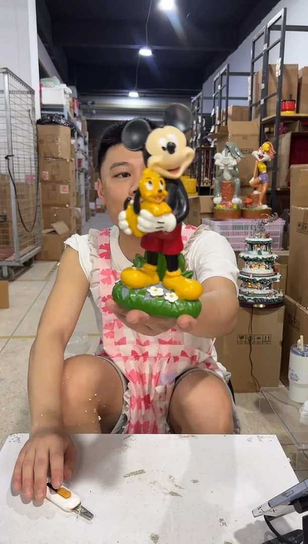 瓷片树脂米奇抱布鲁托摆件微瑕