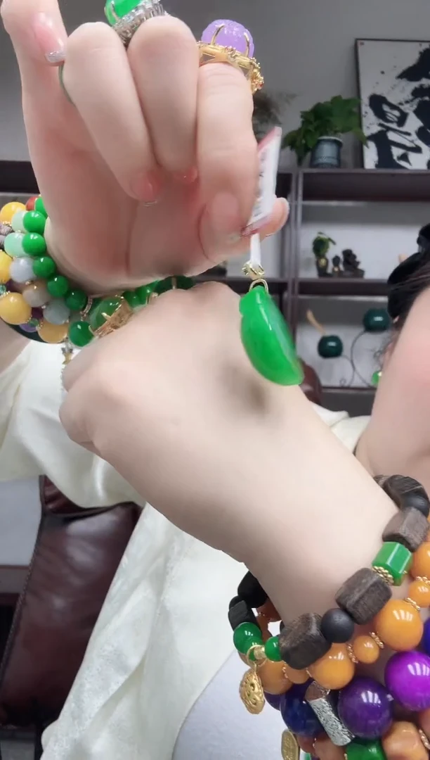 吊坠(赠链)未镶嵌翡翠满绿寿桃