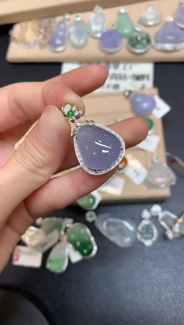 【闪购商品】翡翠颈饰18K金镶嵌福瓜【无服务费