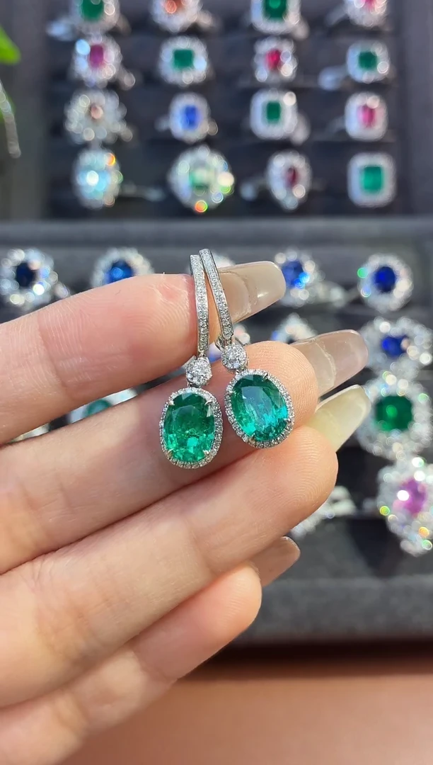 18K金镶嵌耳饰祖母绿-2.8克拉