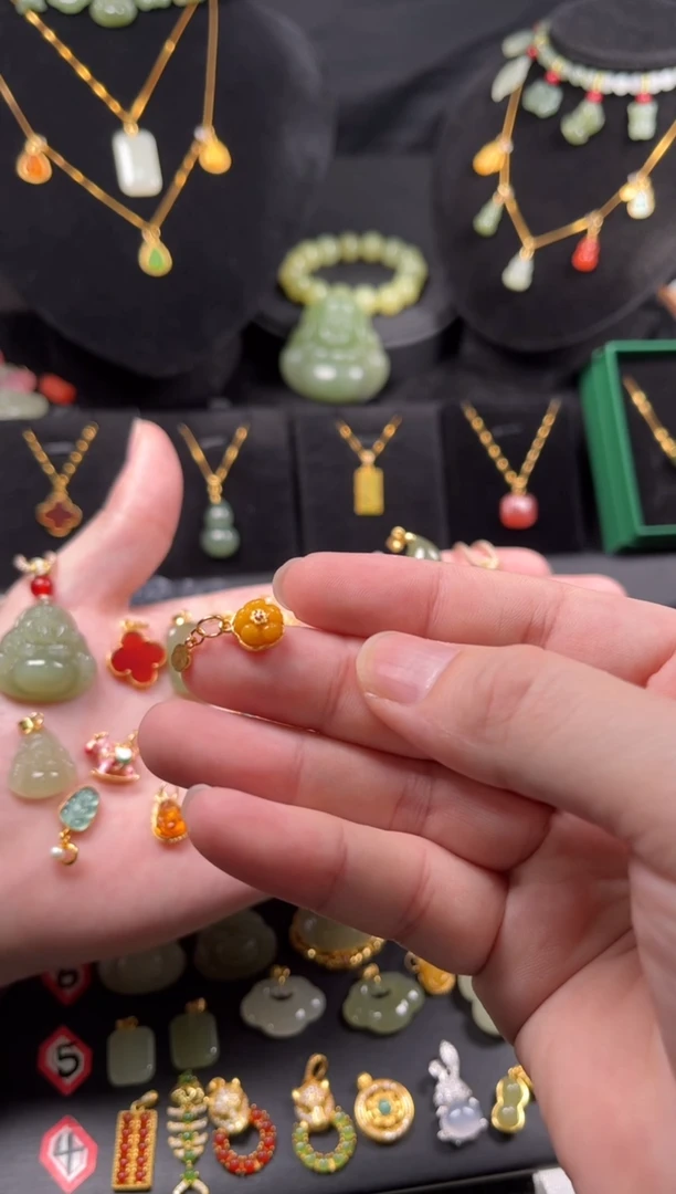 银S925镶嵌颈饰蜜蜡.....