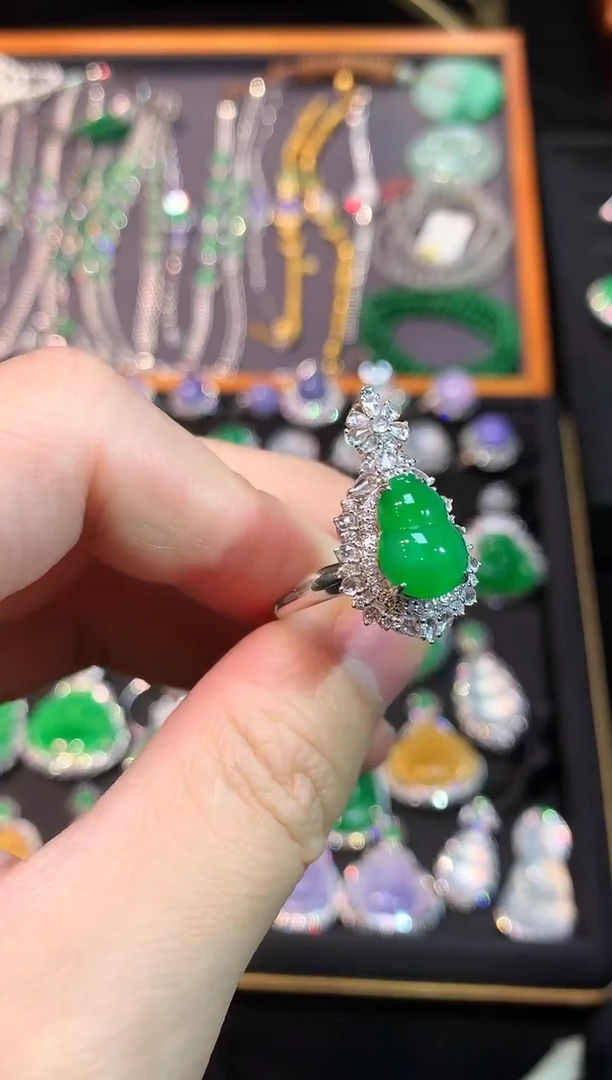 18K金镶嵌戒指翡翠正阳满绿葫芦戒指吊坠两用