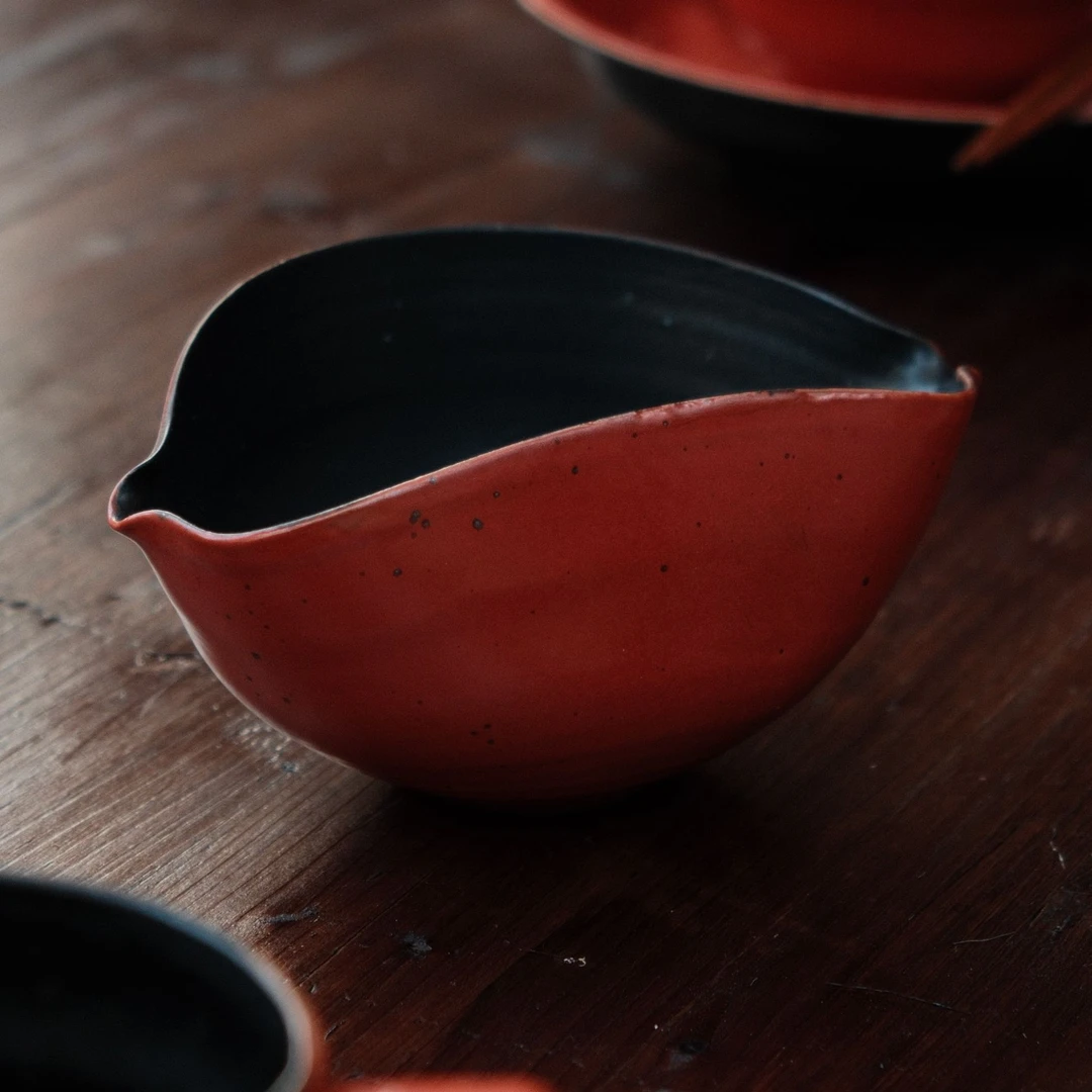 景德镇多点纯手工石榴红双边异性引流口茶点碗