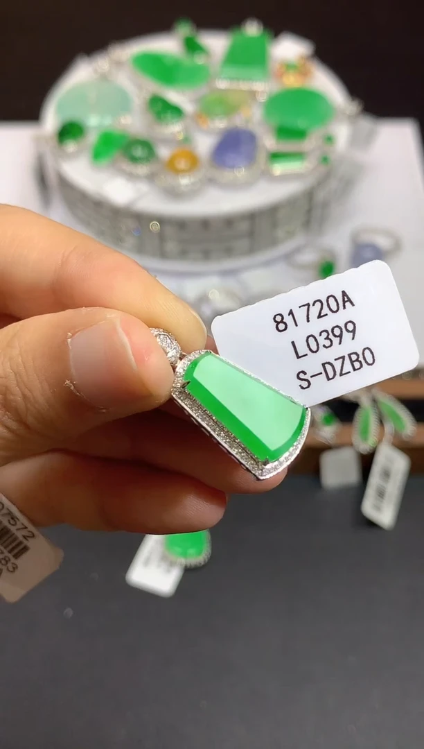 翡翠18K金镶嵌吊坠(不含链)L0399多样性发其一