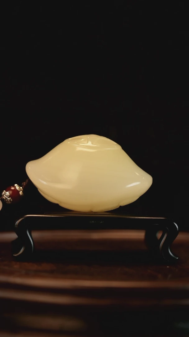 云南石竹叶青雕刻：元宝富甲天下