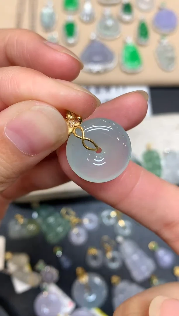 颈饰18K金镶嵌翡翠平安扣【无服务费