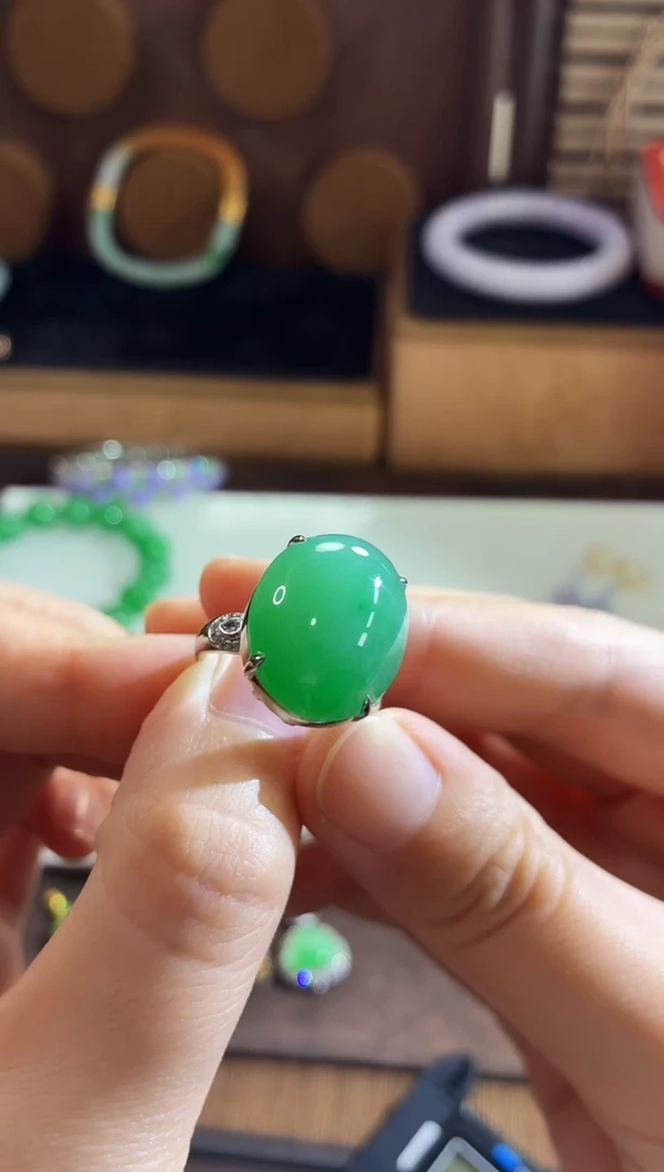 18K金镶嵌戒指翡翠手饰