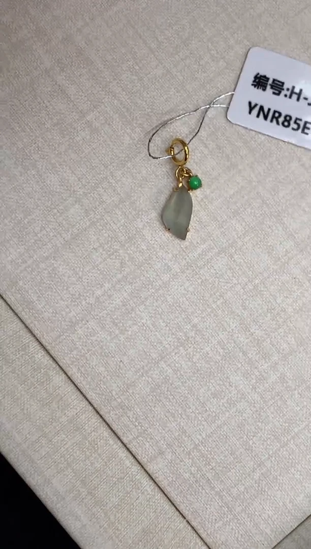 【闪购商品】翡翠颈饰18K金镶嵌随形