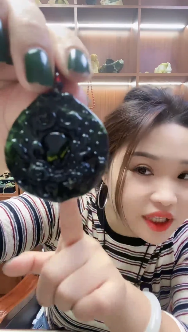 未镶嵌蛇纹石玉吊坠