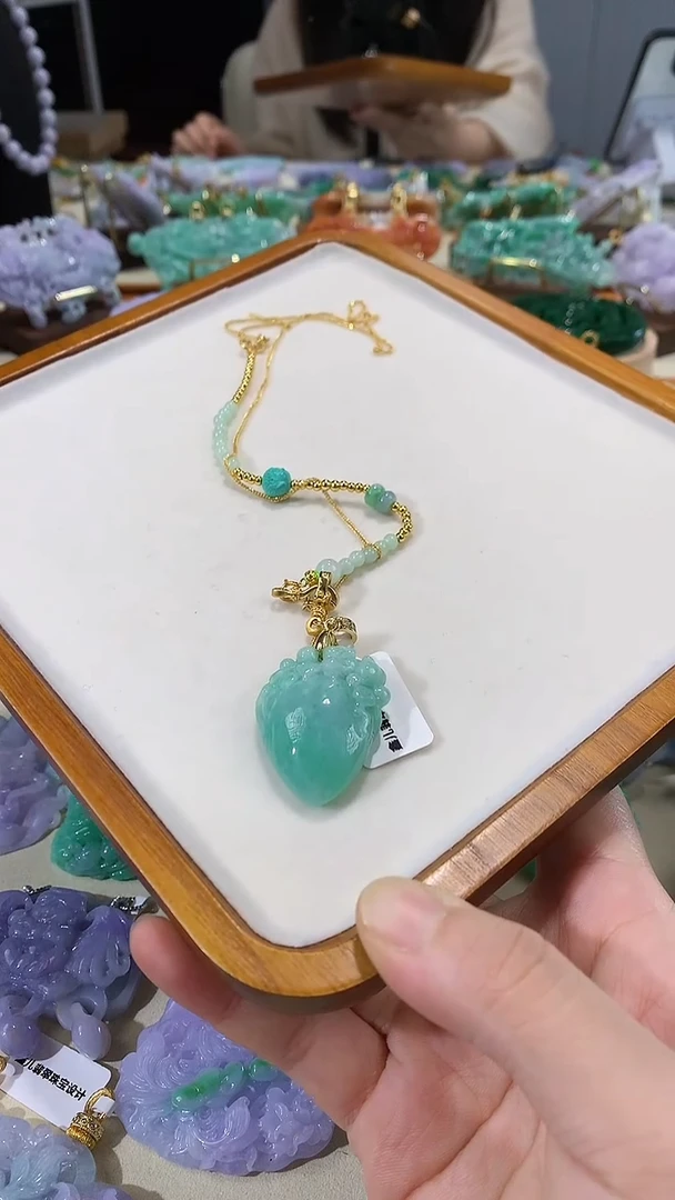 颈饰未镶嵌翡翠吊坠