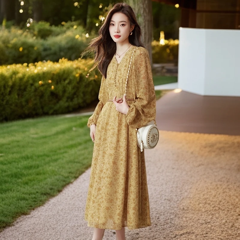 高级感气质女士黄色碎花连衣裙秋季收腰显瘦旅游度假V领法式长裙