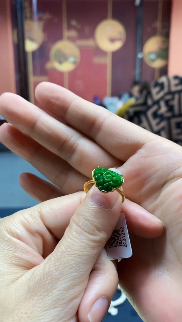 颈饰未镶嵌翡翠戒指