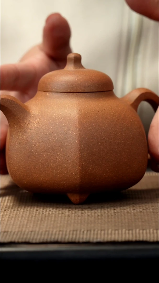 紫砂茶盏段泥混方三足300CC