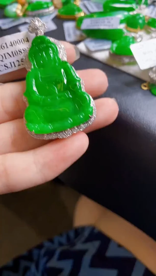 翡翠18K金镶嵌颈饰观音