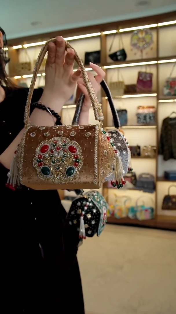 织物百格汇手工串珠包