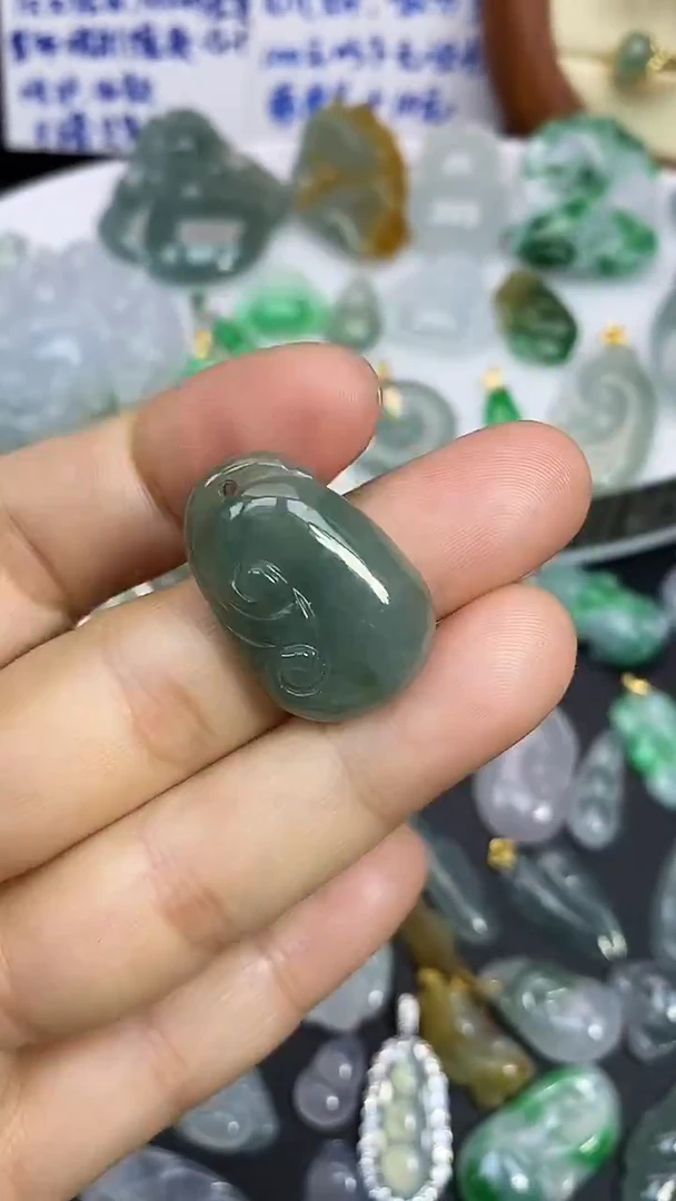 颈饰未镶嵌翡翠吊坠
