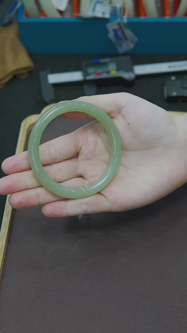 未镶嵌手镯和田玉57圈口小正装翠青满翠