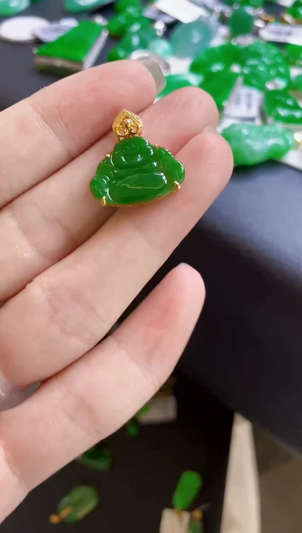 翡翠未镶嵌颈饰大*爱佛
