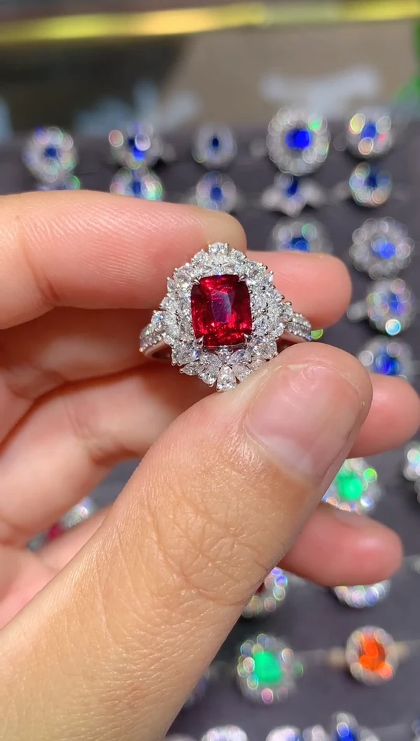 18K金镶嵌戒指红宝石s****a1.53CT
