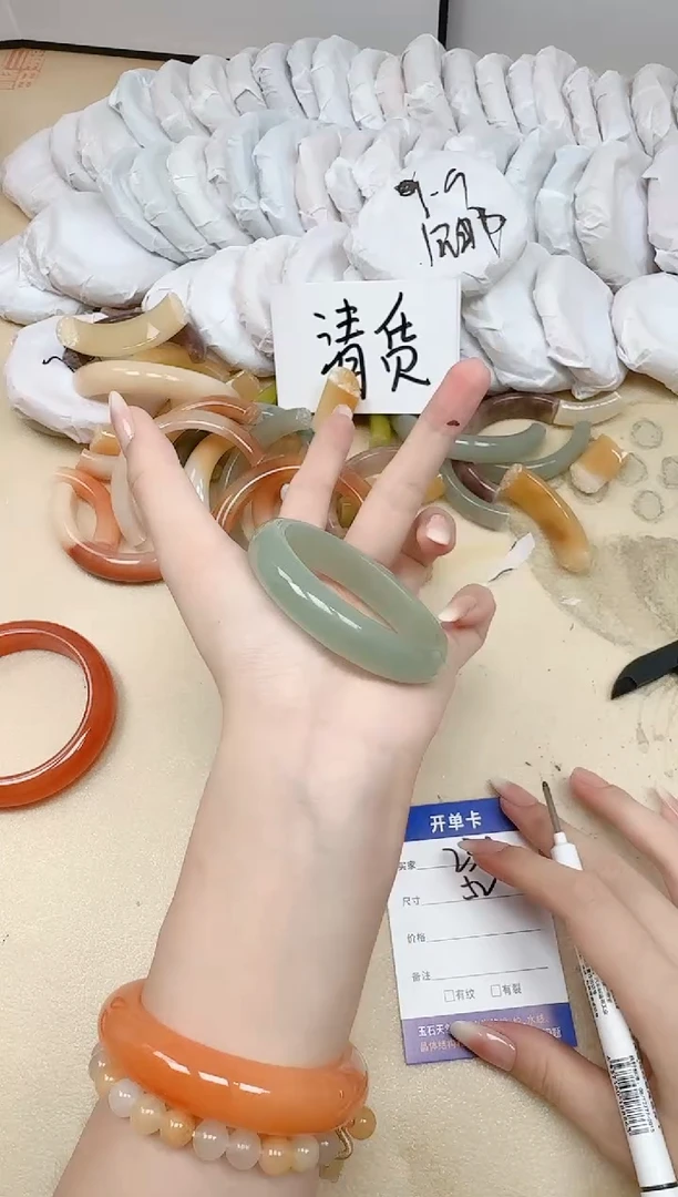 未镶嵌手镯石英质玉234/52