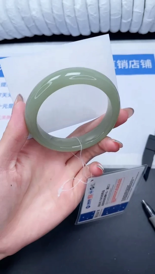 未镶嵌手镯石英质玉189-64.3DK