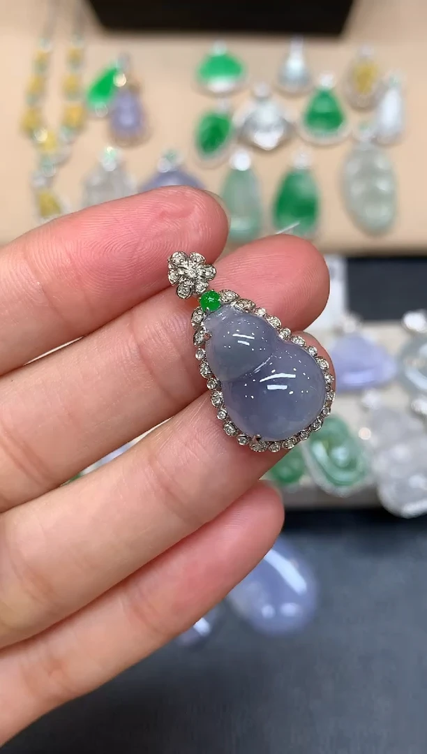 颈饰18K金镶嵌翡翠葫芦【无服务费