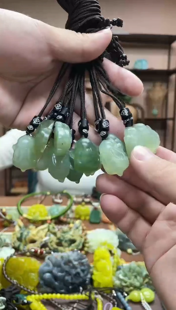 未镶嵌岫玉吊坠多样性发货发其中之一