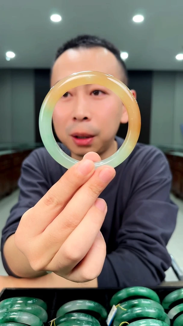 未镶嵌手镯石英质玉62.2半山半水