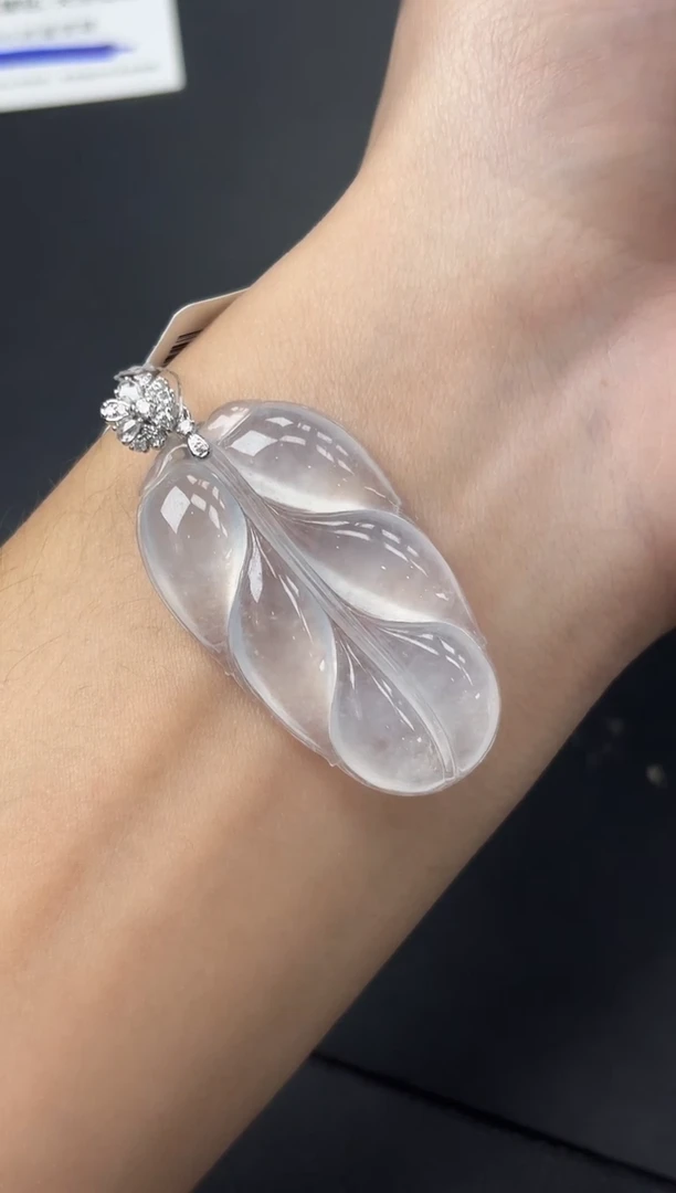 颈饰18K金镶嵌翡翠叶子