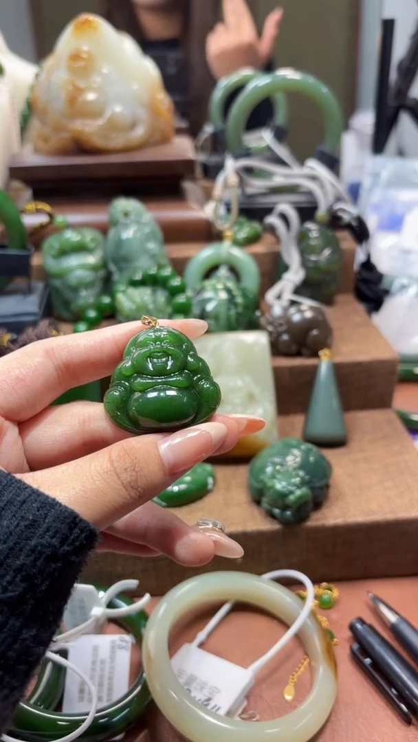 颈饰18K金镶嵌和田玉（碧玉）1