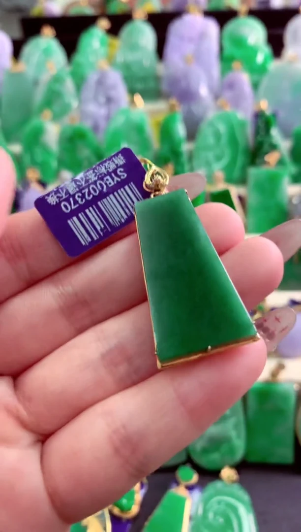 翡翠未镶嵌颈饰挂件