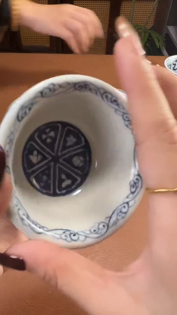 记蓝内绘八宝压手杯